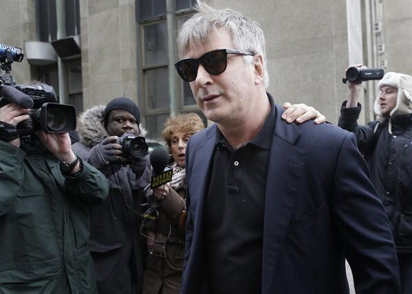 Alec Baldwin arrestado por ir en bicicleta en sentido contrario