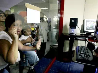 En la foto, cubanos observan admirados computadoras a través de la ventana de una tienda en La Habana, Cuba. Foto: Archivo / AP