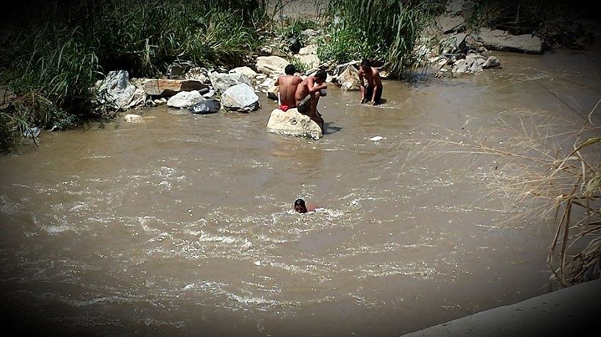 La zambullida de verano en el Guaire… ¿Y el saneamiento? (Fotos)