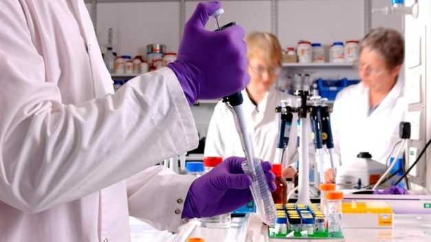 Avanza un tratamiento contra el cáncer de mama en medio del pulso entre laboratorios