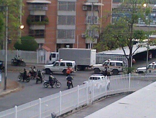 Reaparecen barricadas en urbanización de Maracay tras represión de la PNB (+ tuits)