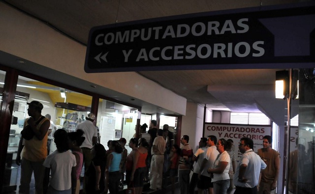 Varias personas hacen cola para comprar computadoras, o simplemente curiosear en una tienda de La Habana. / Foto EFE