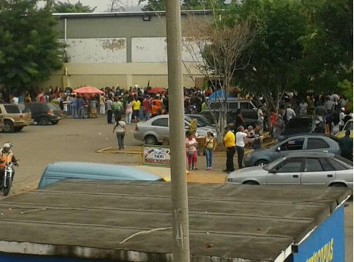 Cola y más cola para comprar un kilo de leche en La Isabelica (Foto)