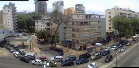 En la avenida Victoria también hacen cola por gasolina (Foto)