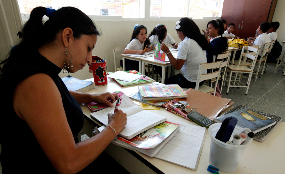 Aumentarán el sueldo a los maestros desde la próxima semana