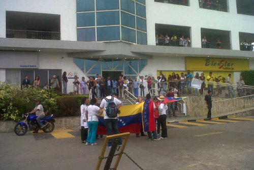 Tras audiencia en el hospital, privan de libertad a joven herido por la GNB