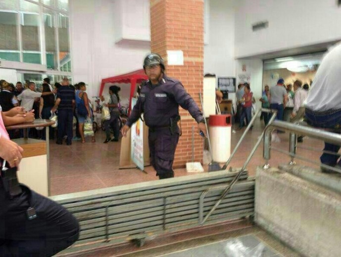 Disturbios en un supermercado de Valencia por la leche (Fotos)