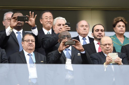 Mientras los líderes políticos disfrutaban del Mundial, Dilma solo veía (Fotos)