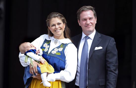 La princesa Magdalena presenta a su hija Leonor