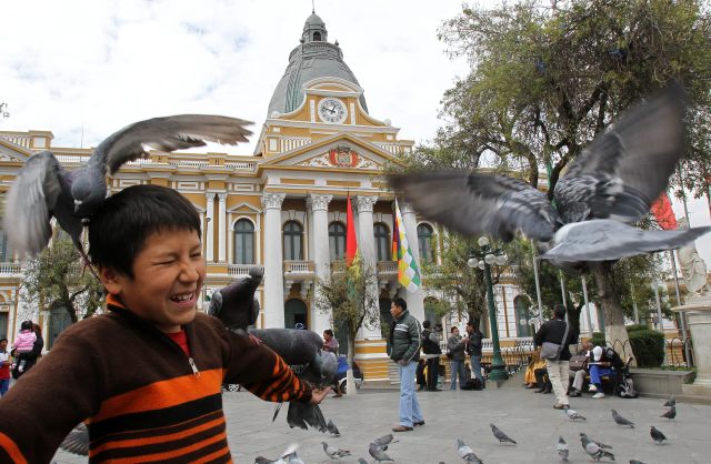 LOS RELOJES QUE MARCAN AL REVÉS, EL NUEVO SÍMBOLO DEL CAMBIO EN BOLIVIA