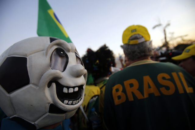 AFICIONADOS A LAS AFUERAS DEL ESTADIO MINEIRAO