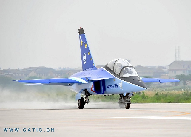 Avión supersónico de entrenamiento avanzado / ataque ligero Hongdu L-15 Falcon / Foto Catic