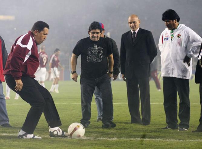 ¡Que coincidencia! En este nuevo libro ahora Chávez es futbolista