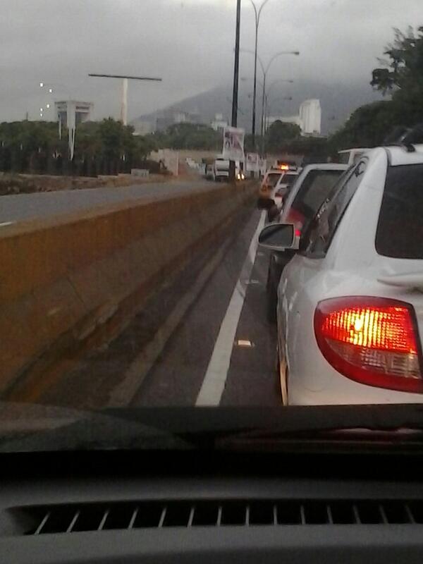 Un solo canal habilitado por accidente en la autopista Francisco Fajardo