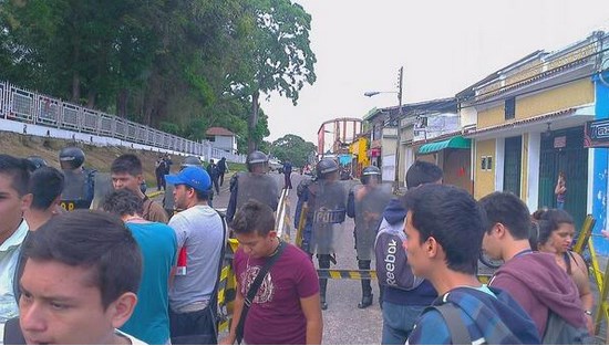 Estudiantes de la Ucat a las afueras de la casa del gobernador (Foto)