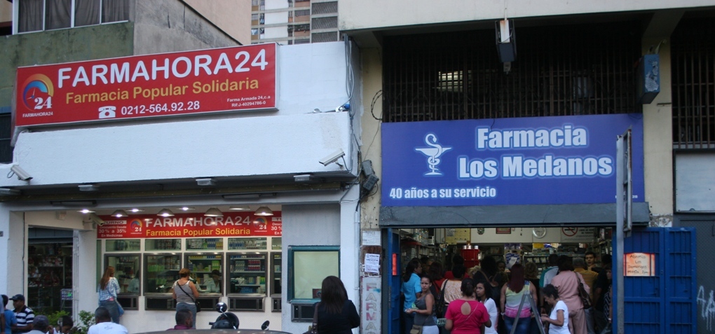 En la Av. Fuerzas Armadas hay dos farmacias ¿A cuál entrarías?