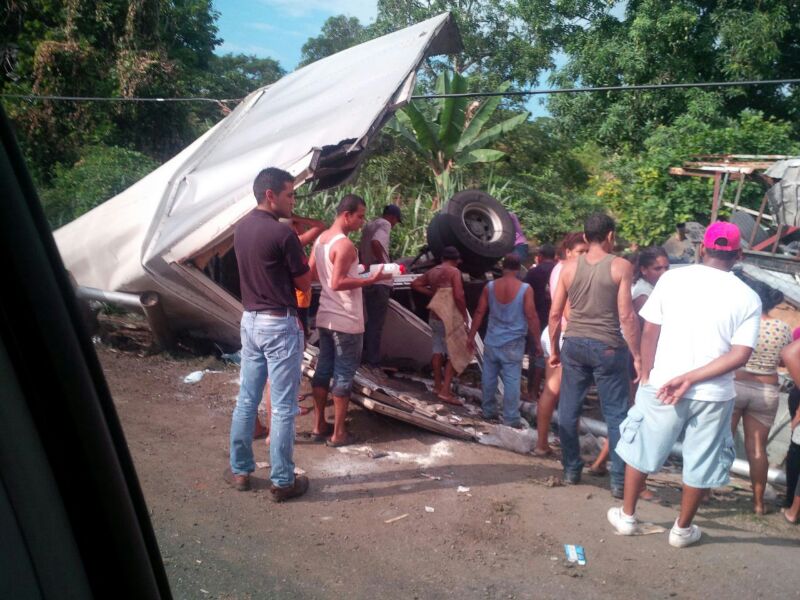 Saquean camión de pan Bimbo (Fotos)