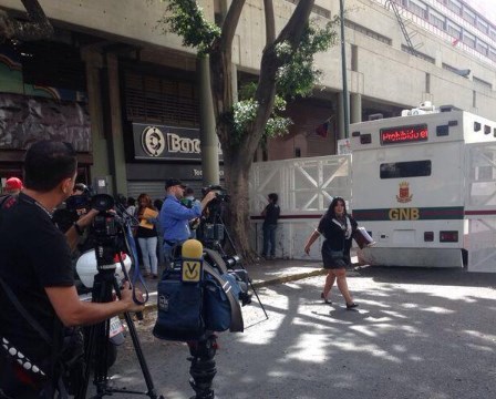 Medios de comunicación no tienen acceso al Palacio de Justicia (Foto)