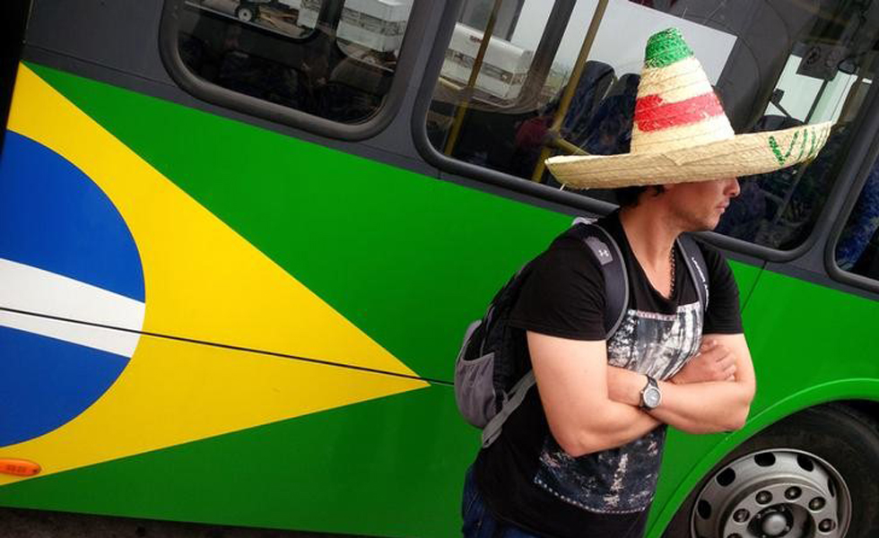 Un mexicano posa frente a un autobús con la bandera de Brasil (Foto)