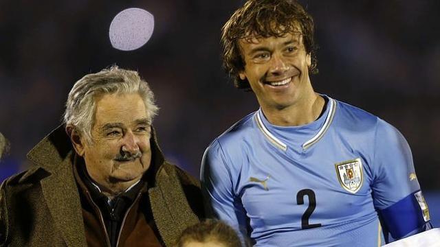 José Mújica, junto al central Diego Lugano (Foto EFE)