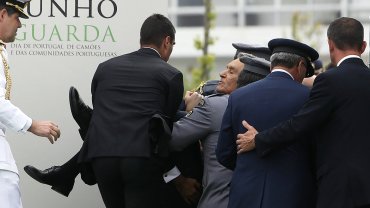 ¡Susto! En Portugal se desmaya presidente en pleno discurso