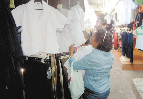 Industria del Vestido podría cerrar por falta de divisas