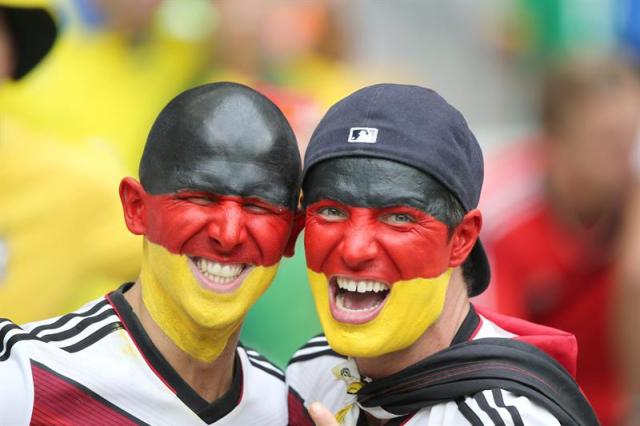 Fanáticos de Alemania entusiasmados apoyando a su equipo en Belo Horizonte. Foto EFE