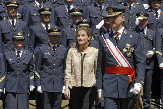 Reyes Felipe VI y Letizia presiden hoy la entrega de los Reales Despachos a los nuevos sargentos de la XXII Promoción de la Academia Básica del Ejército del Aire. Foto EFE