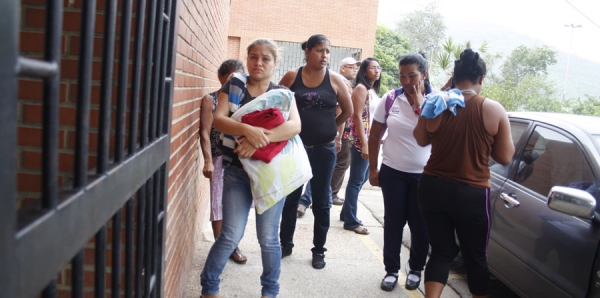 Ultiman a obrero frente a su esposa