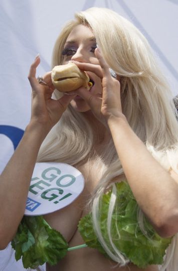 Esta sensual modelo nos invita a comer más sano (A por las lechugas)