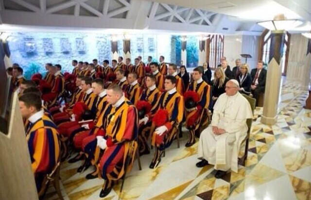 Que lástima… la foto del Papa “viendo el juego” es vieja