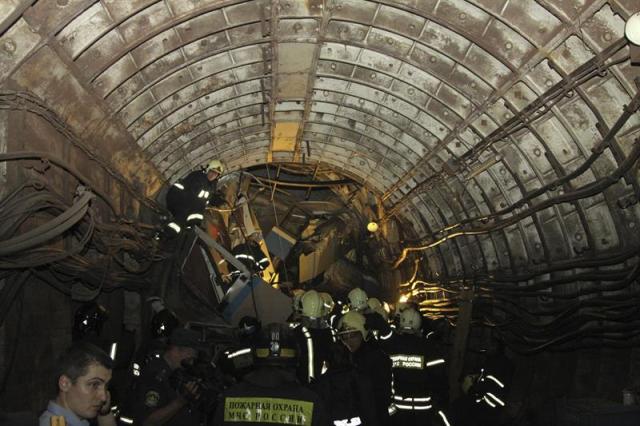 Foto: Fotografía facilitada por el servicio de prensa del Ministerio ruso de Emergencias que muestra los trabajos de rescate después del descarrilamiento de tres vagones de un metro de Moscú, Rusia, hoy, martes 15 de julio de 2014. EFE