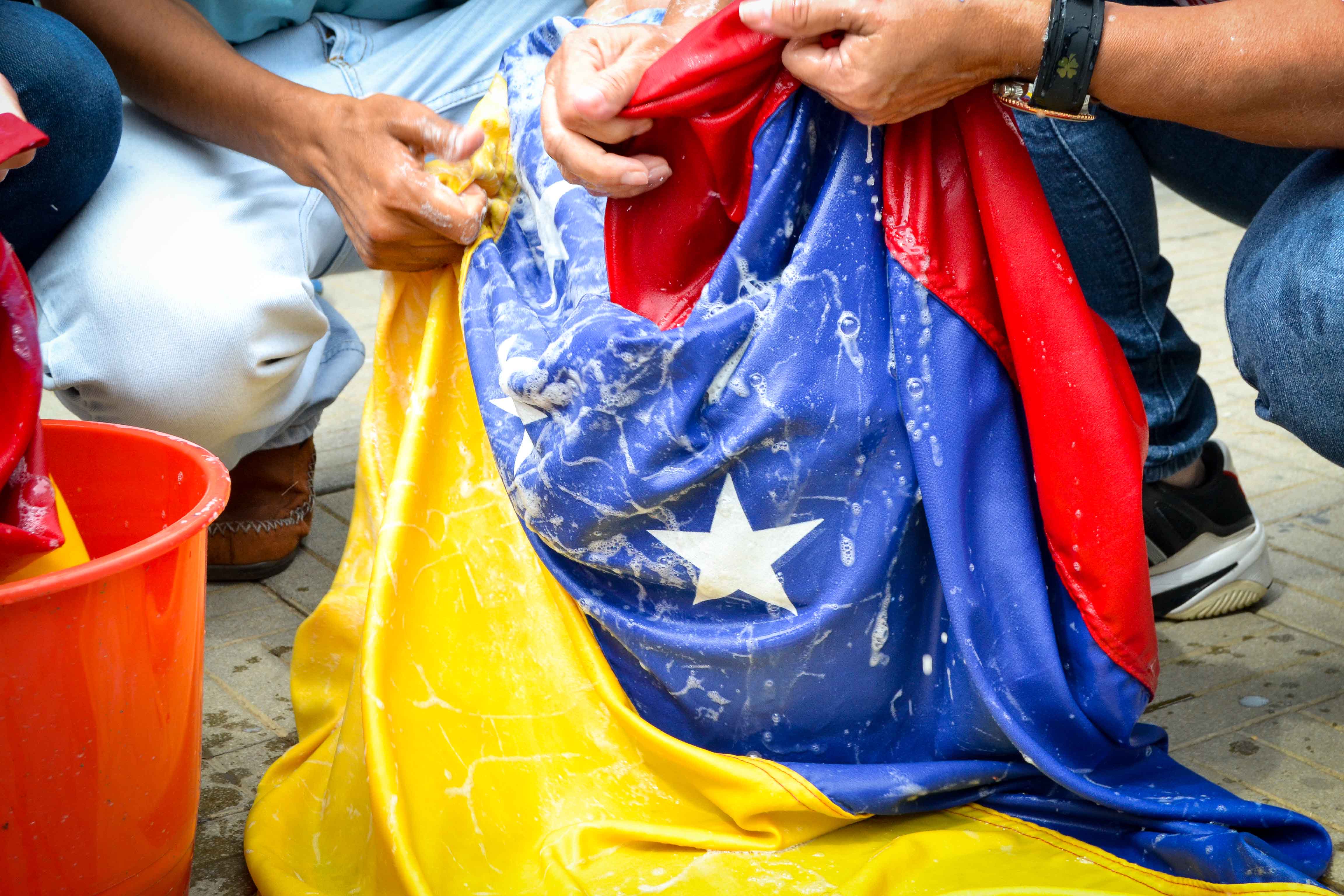 Otorgan medida cautelar a jóvenes detenidos por el Sebin por lavar una bandera