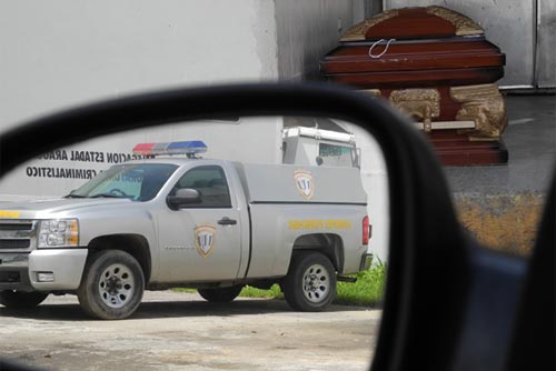 Tirotearon y quemaron a tres sujetos dentro de una camioneta