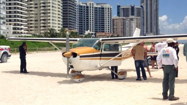 Otra avioneta aterruiza en playa de Miami3