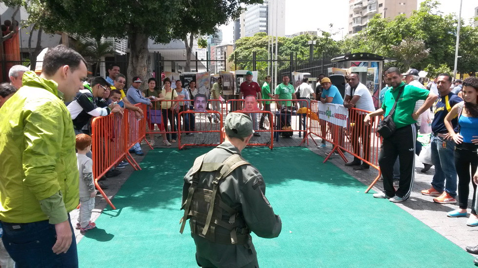 Reservista “mete un gol” contra Maduro y Diosdado por su mala gestión (Foto)