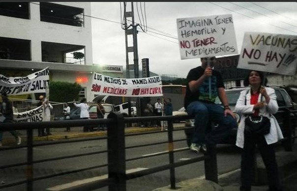 Médicos protestaron en Valencia por falta de insumos