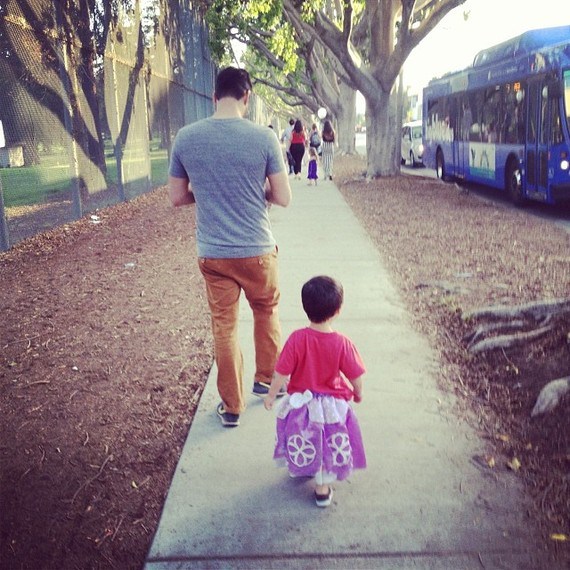 Niño de dos años ama vestirse como princesa y su papá lo apoya (Fotos)