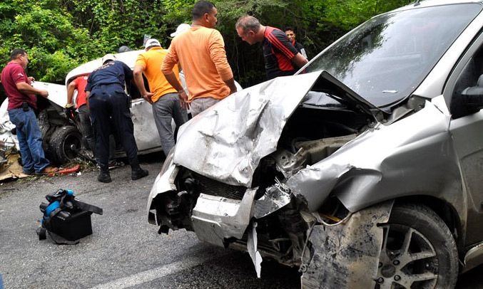 Aparatoso accidente dejó dos heridos