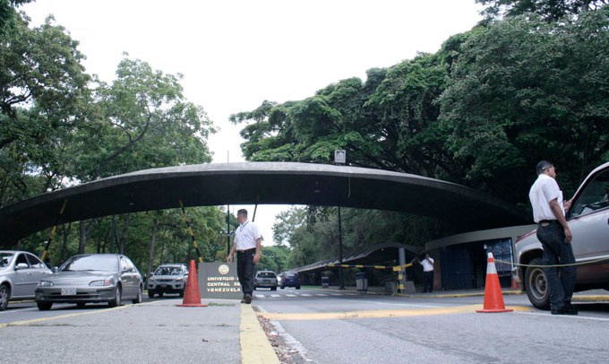 Sindicalistas cerraron accesos a la UCV exigiendo mejoras salariales (Fotos)