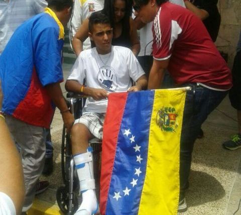 Estudiante herido de bala en protesta sigue en rehabilitación para poder volver a caminar