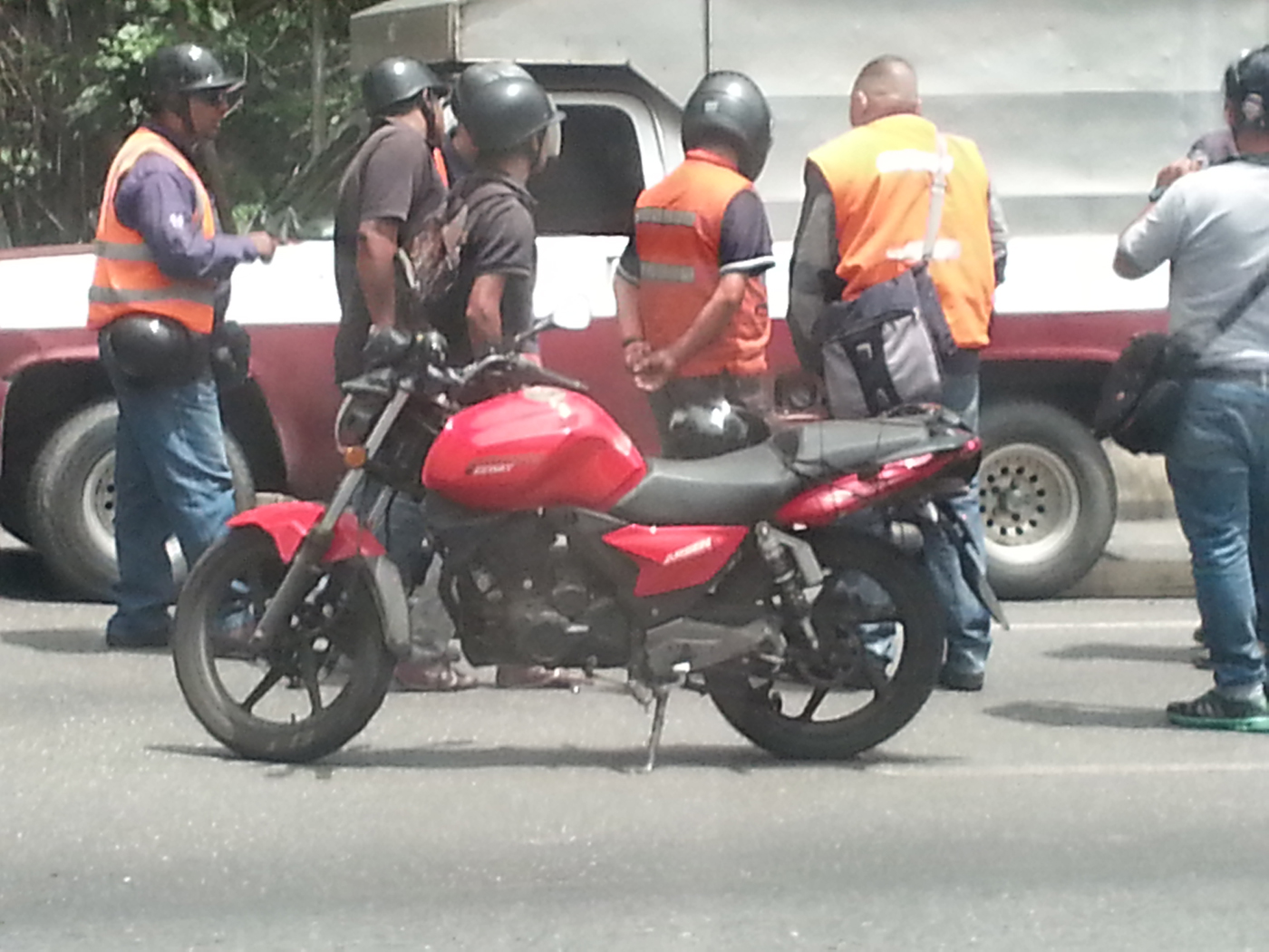 Otro accidente colapsa la Prados del Este (Fotos)