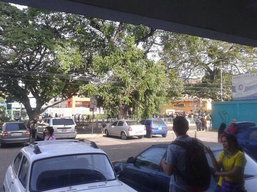 VIDEO: En plena transmisión del Mundial, lanzan lacrimógena en centro comercial de Maracay