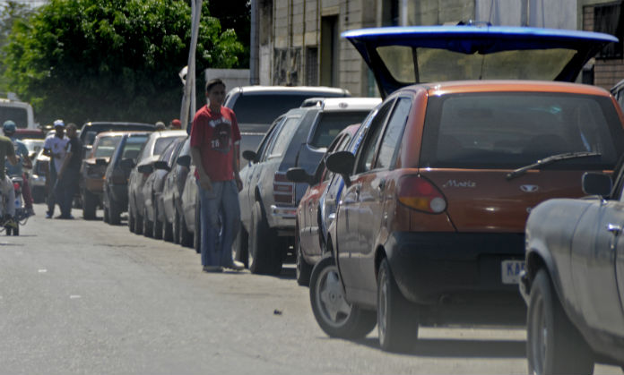 Hacen colas hasta por 10 días para comprar baterías