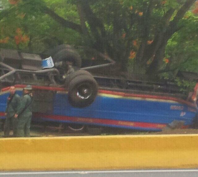 Autobús volcado en la ARC trasladaba a cadetes de la FAN