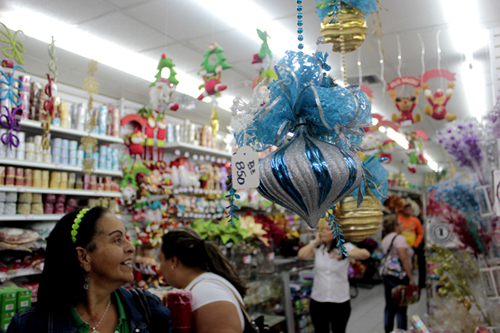 El 89% de los venezolanos está buscando comprar productos navideños en donde acepten la tasa del BCV