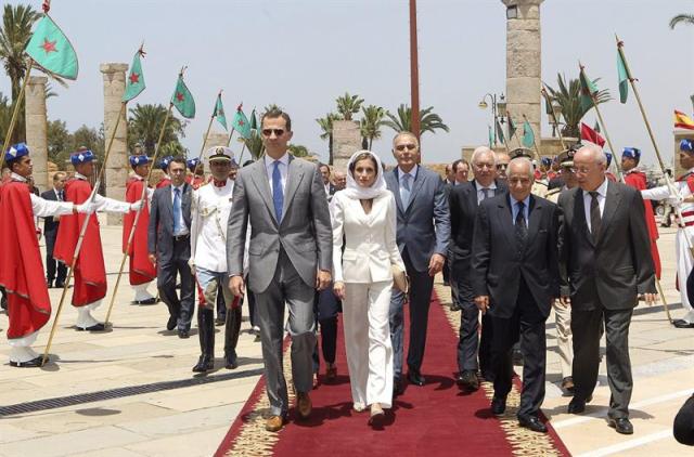 Foto: Los Reyes Felipe VI y Letizia, acompañados del ministro de Asuntos Exteriores, José Manuel García-Margallo (3d, atrás), a su llegada al Mausoleo de Mohamed VI, en Rabat, que han visitado hoy en la segunda jornada de su viaje a Marruecos. EFE/Casa Real/Borja Fotógrafos