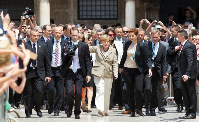 Foto: La canciller alemana, Angela Merkel, saluda a los ciudadanos congregados mientras se dirige a mantener una reunión con el presidente croata, Ivo Josipovic (no aparece), y con el presidente esloveno, Borut Pahor (no aparece), en Dubrovnik (Croacia) hoy, martes 15 de julio de 2014. EFE/Stringer