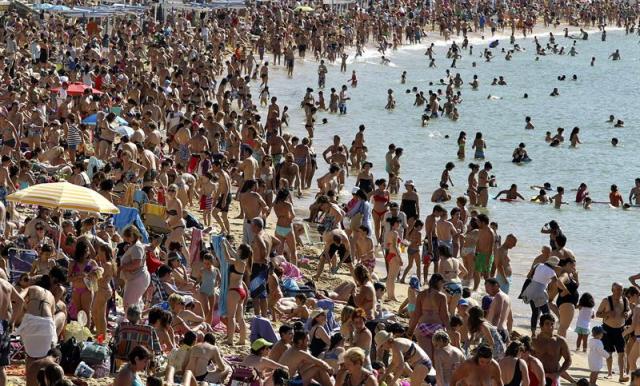 Foto: Gran número de personas se han acercado esta tarde a la playa de La Concha de San Sebastián, para aprovechar las altas temperaturas registradas hoy en la ciudad. EFE/Javier Etxezarreta.