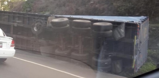 Gandola volcada en la salida del túnel Los Ocumitos (Fotos)